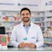 Farmacêutico atendendo cliente em farmácia e orientando sobre medicamentos e serviços de saúde.