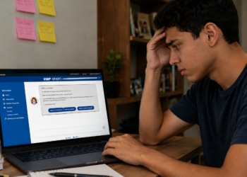 Estudante acessa a página do Enem no notebook após dúvidas sobre atendimento especializado solicitado ao Inep.
