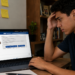 Estudante acessa a página do Enem no notebook após dúvidas sobre atendimento especializado solicitado ao Inep.