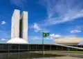 Senado Federal em Brasília, com a bandeira do Brasil em destaque, utilizado em matéria que desmente a falsa informação sobre aposentadoria aos 67 anos.