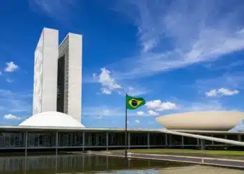 Senado Federal em Brasília, com a bandeira do Brasil em destaque, utilizado em matéria que desmente a falsa informação sobre aposentadoria aos 67 anos.