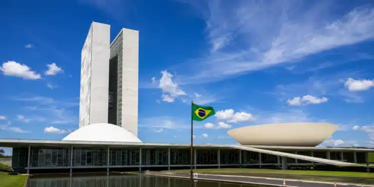 Senado Federal em Brasília, com a bandeira do Brasil em destaque, utilizado em matéria que desmente a falsa informação sobre aposentadoria aos 67 anos.