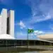Senado Federal em Brasília, com a bandeira do Brasil em destaque, utilizado em matéria que desmente a falsa informação sobre aposentadoria aos 67 anos.