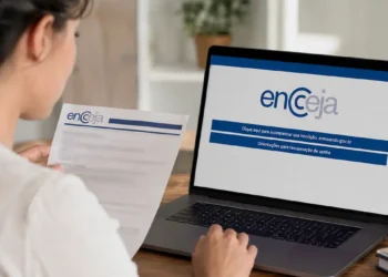 Participante consulta o cartão de confirmação do Encceja pela Página do Participante no computador.