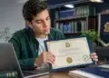 Estudante analisa diploma para conferir se o curso possui reconhecimento oficial do MEC