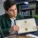 Estudante analisa diploma para conferir se o curso possui reconhecimento oficial do MEC