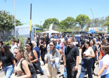 Candidatos deixam local de prova durante aplicação do Concurso Nacional Unificado.