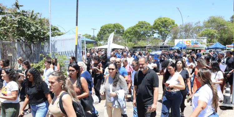 Candidatos deixam local de prova durante aplicação do Concurso Nacional Unificado.