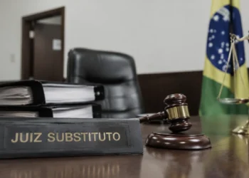 Mesa de juiz substituto com martelo da justiça e símbolos do Poder Judiciário em referência ao concurso do TJ-RS