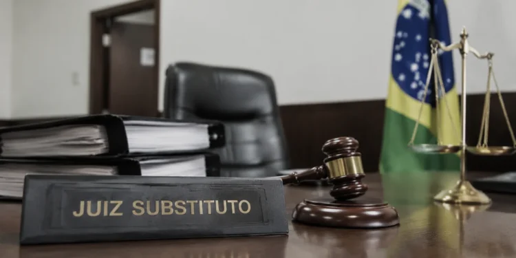 Mesa de juiz substituto com martelo da justiça e símbolos do Poder Judiciário em referência ao concurso do TJ-RS