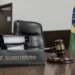 Mesa de juiz substituto com martelo da justiça e símbolos do Poder Judiciário em referência ao concurso do TJ-RS