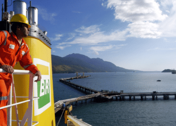 Trabalhador da Transpetro em operação marítima durante atividade em plataforma.