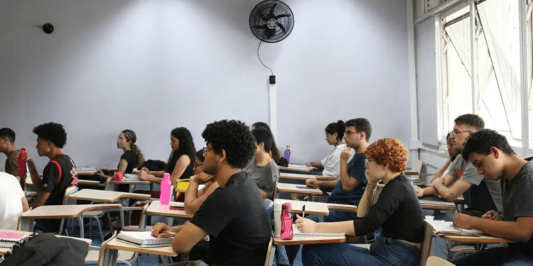 Estudantes em sala de aula realizando preparação para concurso público durante período eleitoral.