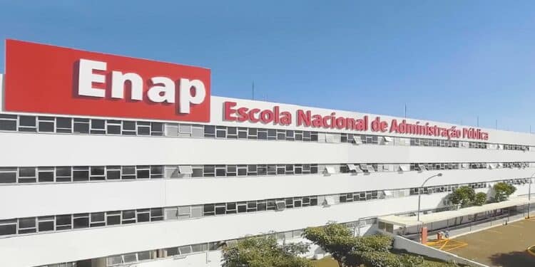 Fachada do prédio da Enap, a Escola Nacional de Administração Pública, em Brasília, com o letreiro vermelho e branco sob céu azul, instituição ligada à organização do concurso nacional