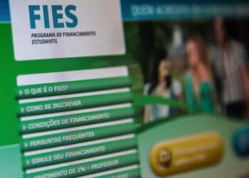 Tela do portal do Fies exibindo o menu com opções como o que é o Fies, como se inscrever e condições de financiamento, referência à oferta de vagas e ao alcance do programa