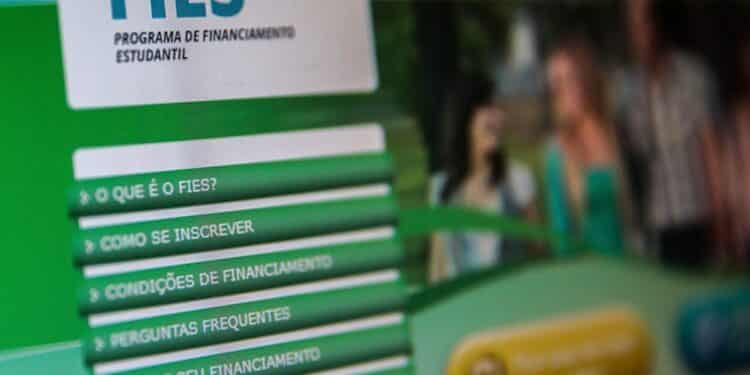 Tela do portal do Fies exibindo o menu com opções como o que é o Fies, como se inscrever e condições de financiamento, referência à oferta de vagas e ao alcance do programa