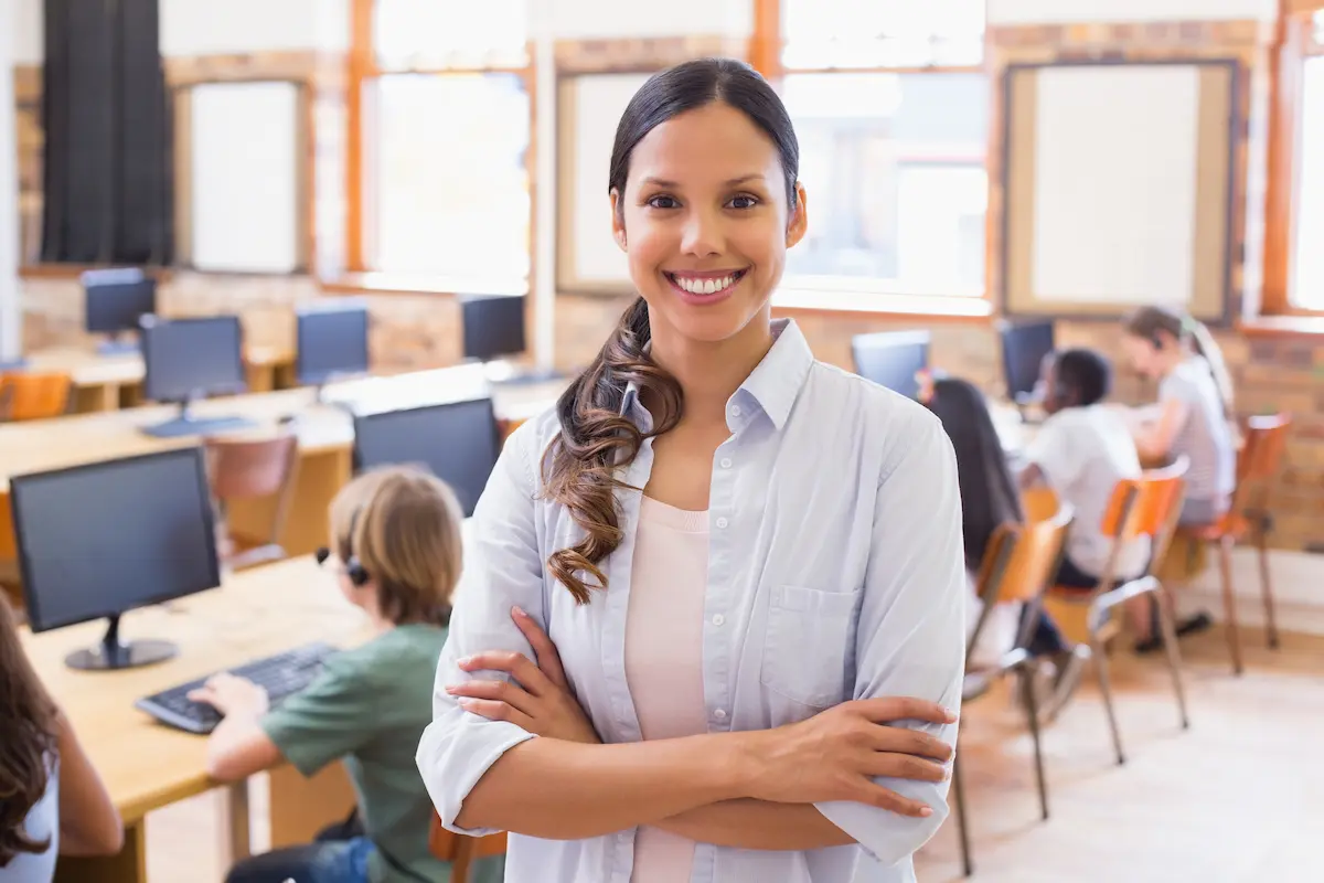 Coordenador pedagógico acompanhando atividades escolares e planejamento educacional.