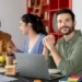 Coordenador pedagógico analisando materiais educacionais em ambiente escolar.