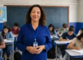 Participante da RIE em sala de aula enquanto estudantes realizam o Enem.