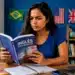 Jovem analisa um livro de inglês em ambiente de estudos para escolher o curso de idiomas mais adequado aos seus objetivos de aprendizagem.