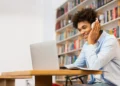 Estudante acompanha curso EAD pelo notebook, representando a formação gratuita da Fiocruz sobre saúde mental.