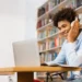 Estudante acompanha curso EAD pelo notebook, representando a formação gratuita da Fiocruz sobre saúde mental.