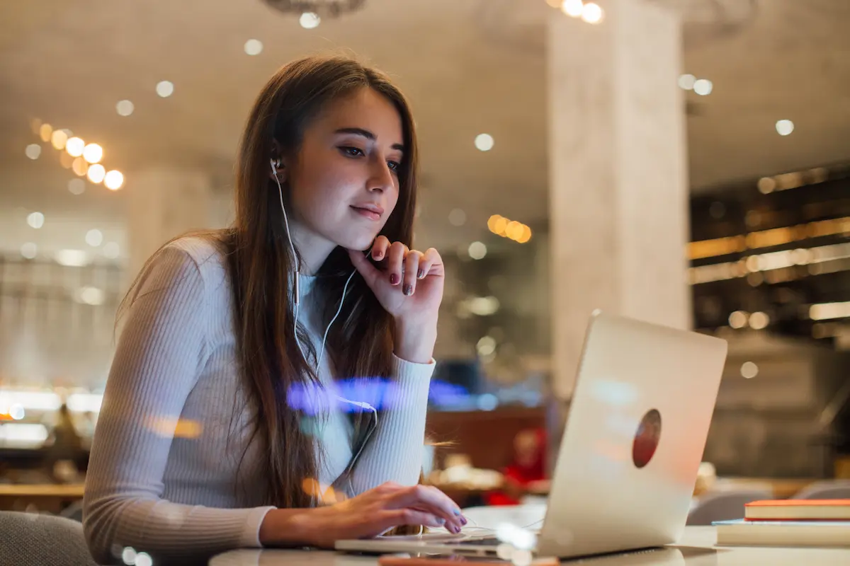 Pessoa estudando inteligência artificial em curso online com notebook.