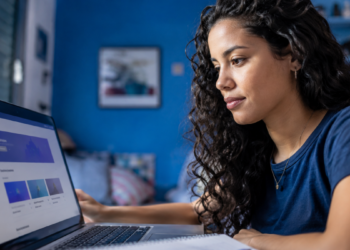Jovem acessa curso online pelo notebook, em referência às 2 mil vagas gratuitas em Inteligência Artificial oferecidas pela USP.