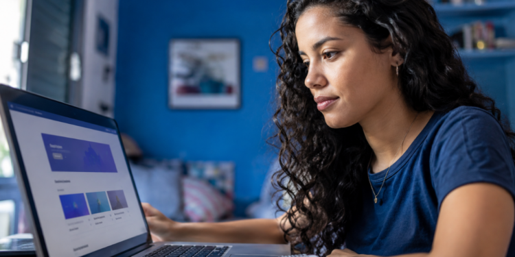 Jovem acessa curso online pelo notebook, em referência às 2 mil vagas gratuitas em Inteligência Artificial oferecidas pela USP.