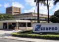 Fachada do prédio do Serpro com o letreiro da empresa em destaque no jardim da entrada, em referência à formação gratuita em inteligência artificial anunciada pela estatal