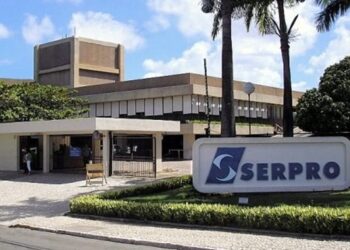 Fachada do prédio do Serpro com o letreiro da empresa em destaque no jardim da entrada, em referência à formação gratuita em inteligência artificial anunciada pela estatal
