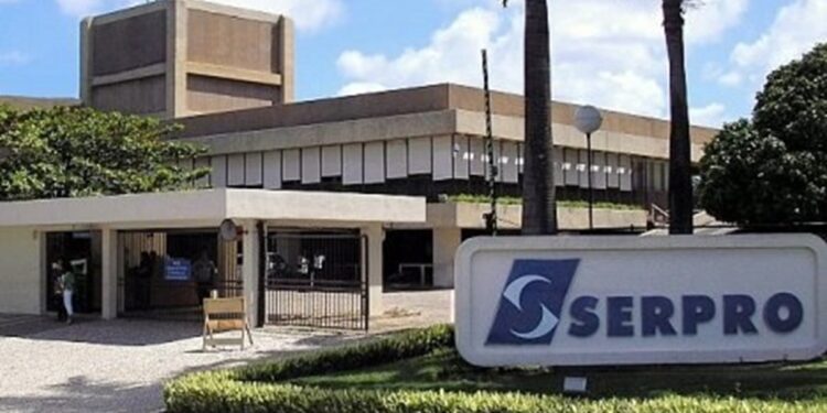 Fachada do prédio do Serpro com o letreiro da empresa em destaque no jardim da entrada, em referência à formação gratuita em inteligência artificial anunciada pela estatal