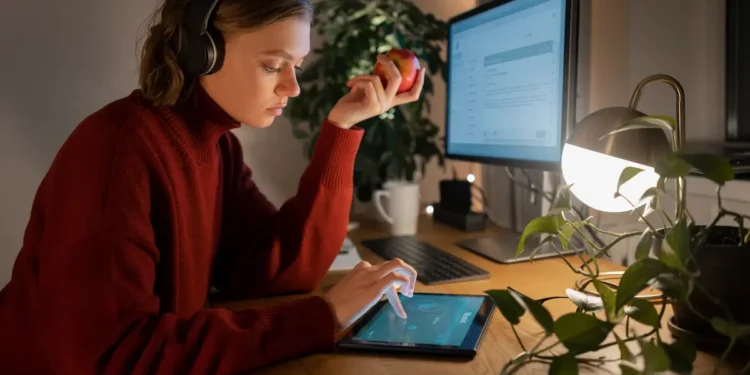 Pessoa realizando curso online de Inteligência Artificial em ambiente de estudo remoto.
