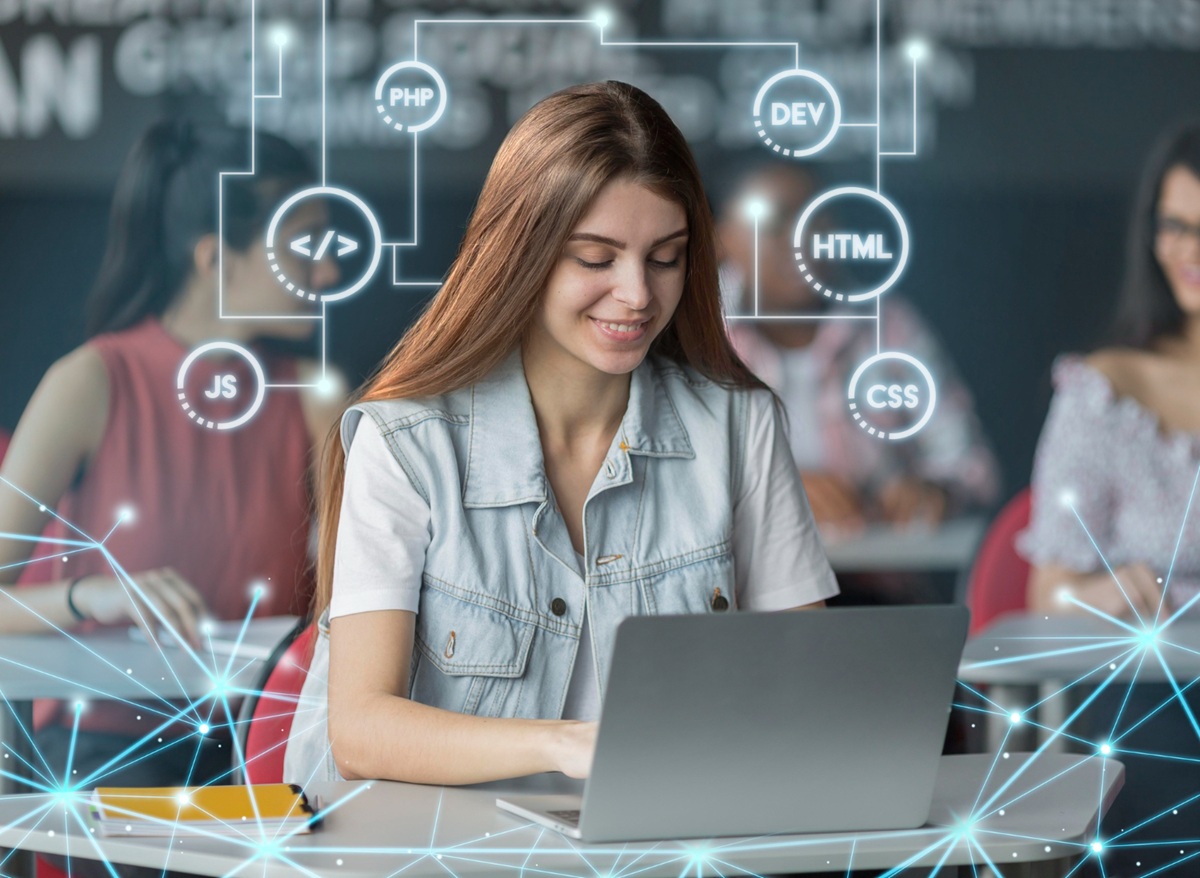 Imagem ilustrativa de jovem estudando em notebook cercada por ícones de tecnologia, tema da matéria sobre o curso gratuito do Senac RJ em Marketing Digital e Inteligência Artificial.
