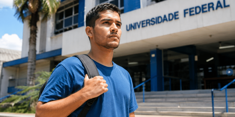 Imagem ilustrativa de estudante com mochila diante de uma universidade federal, representando os cursos superiores que exigem formação presencial