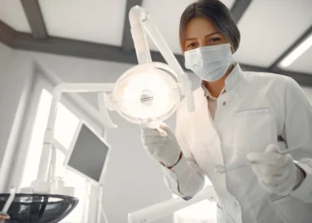 Dentista recém-formada em consultório odontológico preparada para iniciar os atendimentos após obter o registro profissional no CRO.