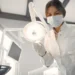 Dentista recém-formada em consultório odontológico preparada para iniciar os atendimentos após obter o registro profissional no CRO.