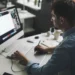 Profissional criativo trabalha em computador com recursos de design e produção visual.