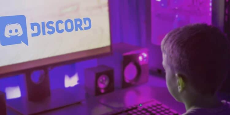 Imagem ilustrativa de monitor exibindo a marca do Discord em um setup de computador com iluminação colorida, cena ligada ao uso da plataforma de comunicação.
