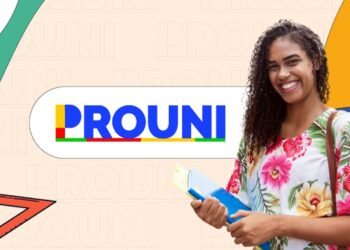 Arte do Prouni com estudante sorridente segurando cadernos ao lado da marca do programa, imagem ligada à entrega de documentos pelos pré-selecionados na segunda chamada.