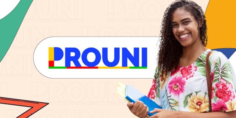 Arte do Prouni com estudante sorridente segurando cadernos ao lado da marca do programa, imagem ligada à entrega de documentos pelos pré-selecionados na segunda chamada.