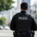 Policial fardado visto de costas durante patrulhamento em uma rua, representando os concursos policiais previstos para 2026.