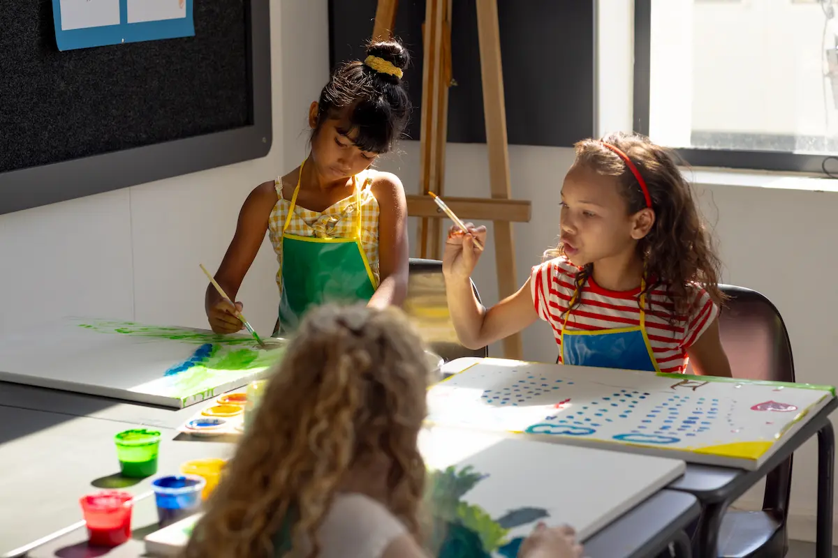 Crianças participam de atividade de pintura durante aula de artes visuais na escola.