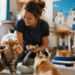 O programa Syros Cats abre inscrições para voluntários que desejam cuidar de gatos na ilha grega de Syros, no arquipélago das Cíclades. A organização busca pessoas aptas, maduras, saudáveis e independentes para estadias de pelo menos um mês, oferecendo em troca acomodação gratuita, café da manhã e contas de consumo básico. Desde a década de 1990, o Syros Cats atua na linha de frente do movimento de bem-estar felino da ilha. Cerca de 100 voluntários prestam ajuda na ilha anualmente, com média de sete por mês. Voluntários com 25 anos ou mais podem participar da iniciativa, e a organização aceita tanto solteiros quanto casais. As candidaturas para 2027 devem ser abertas em setembro de 2026. Datas de Inscrição para o Programa Syros Cats em 2027 As inscrições para estadias em 2027 serão abertas em setembro de 2026. O processo ocorre em duas etapas distintas para cobrir os diferentes períodos do ano. A primeira fase, com início em 1º de setembro de 2026, contempla estadias entre janeiro e junho de 2027. A segunda fase começa em 1º de novembro de 2026, abrangendo o período de julho a dezembro. O Syros Cats recomenda acompanhar o site oficial e os canais de redes sociais para as datas exatas. O número de vagas é limitado, e voluntários dispostos a permanecer por períodos mais longos recebem prioridade no processo seletivo. O que o Programa Oferece aos Voluntários Os voluntários dedicam cinco horas por dia, cinco dias por semana. Em troca, recebem acomodação gratuita, serviços básicos e café da manhã. Essa estrutura permite foco no trabalho sem pressão econômica relacionada à estadia. Os participantes compartilham uma casa com outros dois ou três voluntários, tendo quarto individual mas dividindo cozinha, banheiro e sala de estar. Deslocamento até a ilha e refeições adicionais ficam por conta dos próprios voluntários. Rotina Diária e Tarefas no Syros Cats O trabalho envolve cerca de cinco horas diárias dedicadas ao cuidado direto dos felinos resgatados. As tarefas vão desde alimentação e limpeza até o trabalho vital de "abraçar gatinhos", socializando filhotes para prepará-los para futuros lares. O turno matutino começa às 8h e segue até às 13h. As atividades incluem: Alimentação de gatos com necessidades especiais, gatos de rua e de praia Administração de medicamentos, colírios e tratamentos diversos Limpeza de gaiolas, cercados, galpões e caixas de areia Lavagem de comedouros, tigelas e roupas de cama Reabastecimento de recipientes de água Monitoramento do estado de saúde dos animais O turno noturno inicia uma hora antes do pôr do sol. As tarefas incluem nova rodada de alimentação, verificação de água e medicamentos, além do recolhimento dos gatos para os locais adequados de pernoite. Requisitos para se Candidatar Voluntários com 25 anos ou mais podem participar, e a organização busca pessoas aptas, maduras, saudáveis e independentes, aceitando tanto solteiros quanto casais. A estadia mínima exigida é de um mês. Embora experiência como auxiliar veterinário ou com gatos ferais seja especialmente bem-vinda, a organização fica feliz em receber todos os amantes de gatos que sejam confiáveis, capazes de trabalhar de forma independente e dispostos a cumprir horários. Outros requisitos importantes: Nível funcional de inglês para comunicação diária Capacidade de gerenciar tarefas sem supervisão constante Tolerância a diferenças de costumes, raça, gênero e crença Seguro de viagem obrigatório para quem não possui cobertura de saúde da União Europeia Regras de Visto e Permanência na Grécia Portadores de passaporte de países fora da União Europeia devem observar as regras do Espaço Schengen. A permanência máxima permitida é de 90 dias a cada período de seis meses em toda a zona Schengen, o que inclui a Grécia e outros 25 países europeus. Brasileiros interessados devem verificar os requisitos de visto antes da candidatura. Syros é acessível por balsa e via um pequeno aeroporto e, segundo o portal Discover Greece, é particularmente adequada para nômades digitais. A capital da ilha oferece internet estável, cafés propícios para coworking e programação cultural disponível durante todo o ano. Nômades Digitais e Trabalho Remoto Pessoas que trabalham remotamente são bem-vindas no programa, desde que suas obrigações profissionais não interfiram nos horários fixos de voluntariado. Os turnos matutino e noturno seguem cronograma rígido que não pode ser alterado. Syros é uma das ilhas mais amigáveis para nômades digitais na Grécia. Ermúpoli possui internet confiável, cafés adaptados para coworking e uma comunidade que mantém a ilha animada fora da temporada de verão. Conheça a Ilha de Syros Syros é uma ilha no sul do mar Egeu, ao mesmo tempo cosmopolita e cicládica, imponente e tradicional, ortodoxa e católica. Como capital das Cíclades, a ilha combina elegância, cultura e vida cotidiana condizente com seu status de centro administrativo do grupo de ilhas mais icônico da Grécia. Sua capital, Ermúpoli, espalha-se em anfiteatro acima do porto e é repleta de grandes praças e mansões neoclássicas que remetem ao seu status de importante centro comercial e marítimo no século XIX. A ilha possui 20 praias excelentes, mas o motivo mais atraente para visitá-la é sua bela cidade neoclássica, uma das capitais culturais da Grécia. Syros fica no coração das Cíclades e funciona como ponto natural para explorar outras ilhas. Balsas diárias conectam a ilha com Mykonos, Tinos, Paros, Naxos e Santorini. Nos dias de folga, voluntários podem explorar praias variadas, pequenas enseadas e vilarejos únicos. A experiência permite vivenciar a cultura grega de forma mais autêntica do que turistas convencionais, com tempo para absorver o ritmo tranquilo da vida insular. Como se Inscrever no Syros Cats Os interessados devem preencher o formulário oficial de voluntariado disponível no site da organização, detalhando experiência prévia e motivações pessoais. A candidatura requer informações sobre disponibilidade de datas, habilidades relevantes e razões para querer participar. Para brasileiros, a oportunidade representa uma forma acessível de viver na Grécia enquanto contribui para o bem-estar animal. Seja aplicando para voluntariar, planejando uma visita ou escolhendo apoiar o trabalho à distância, Syros oferece uma chance rara de se conectar com a Grécia de forma que vai muito além do turismo convencional. Candidatos devem acompanhar as redes sociais oficiais do Syros Cats para atualizações sobre abertura de inscrições e informações complementares sobre o processo seletivo.