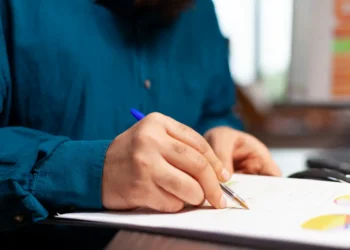 Participante preenche a prova do Encceja, exame que será aplicado em 23 de agosto de 2026 em todo o Brasil.