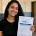 Estudante segura prova do Encceja 2026 antes da aplicação do exame.