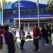 Participantes reunidos na calçada em frente ao portão de um local de prova, com fila se formando na entrada, em referência aos horários definidos pelo Inep para o Encceja 2026