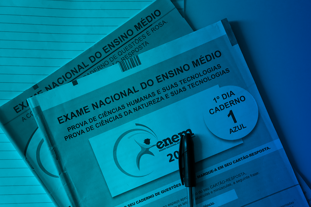 Cadernos de prova do Enem ilustram a aplicação do exame em novembro de 2026.