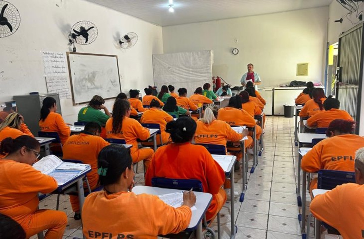 Imagem ilustrativa de sala de aula dentro de unidade prisional com pessoas privadas de liberdade sentadas nas carteiras durante atividade educacional, em referência aos critérios de segurança na aplicação do Enem PPL