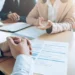 Candidato participa de entrevista de emprego e conversa sobre pretensão salarial com recrutadores.